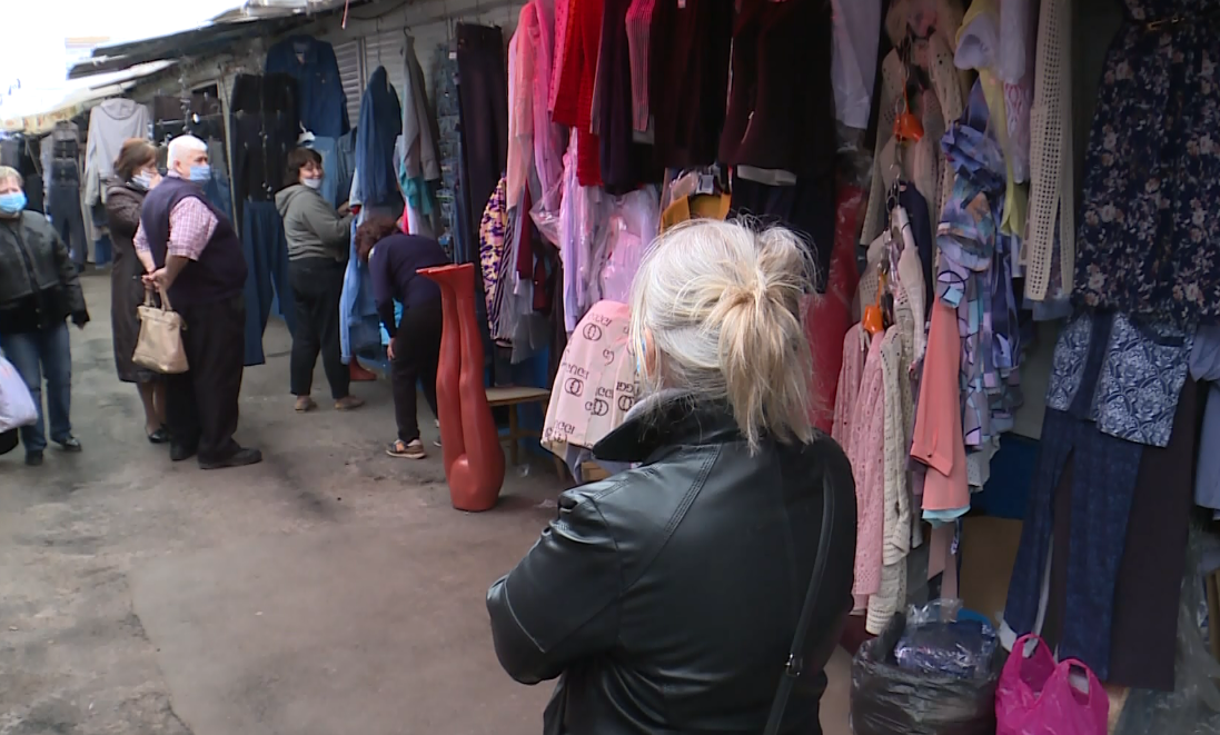 Женщина на вещевом рынке. Рынок вещей. Базар одежда. Вещи с рынка. На рынке с другой стороны