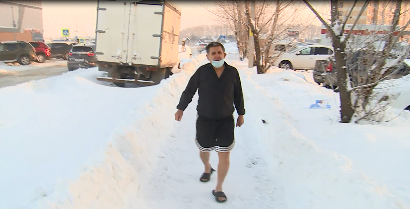 Мужик зимой с завода. Мужчина гуляет снег в рубашке. Мужчина ходит зимой в одном комбинезоне Казань. В Грозном мужчина ходит в рубашке зимой. Погулял мужик