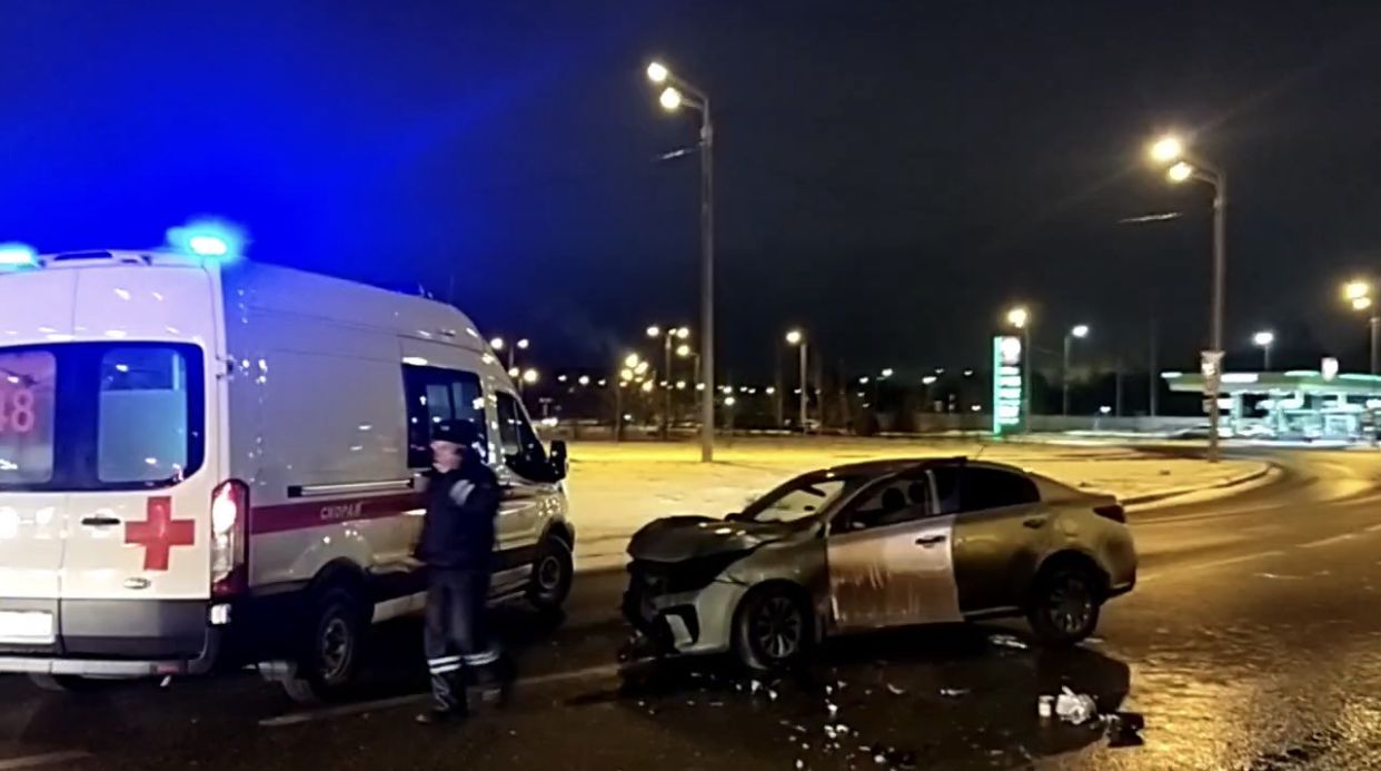 ВАЗ 2107 сбил столб и перевернулся Сыктывкар. Авария в Елаур Татарстан в столб.