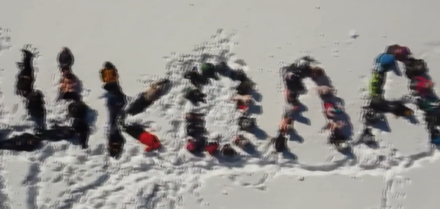 Школьники в снегу. Школа дети и снег. Ребенок в сугробе. Ребенок лежит на снегу. Ребенок бросил школу