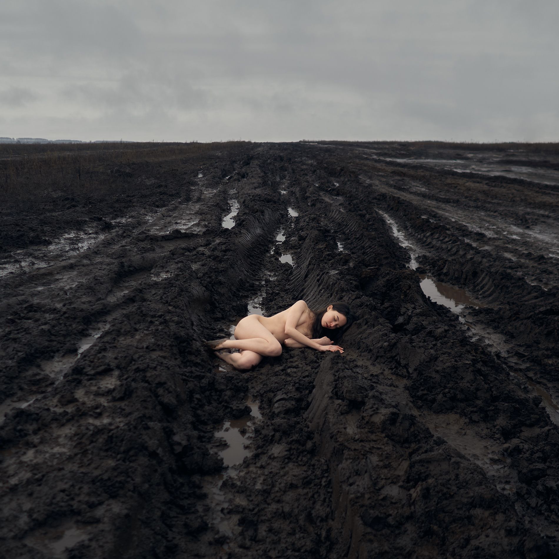 В Татарстане девушка разделась и легла в грязь ради эффектных фотографий -  Татарстан-24