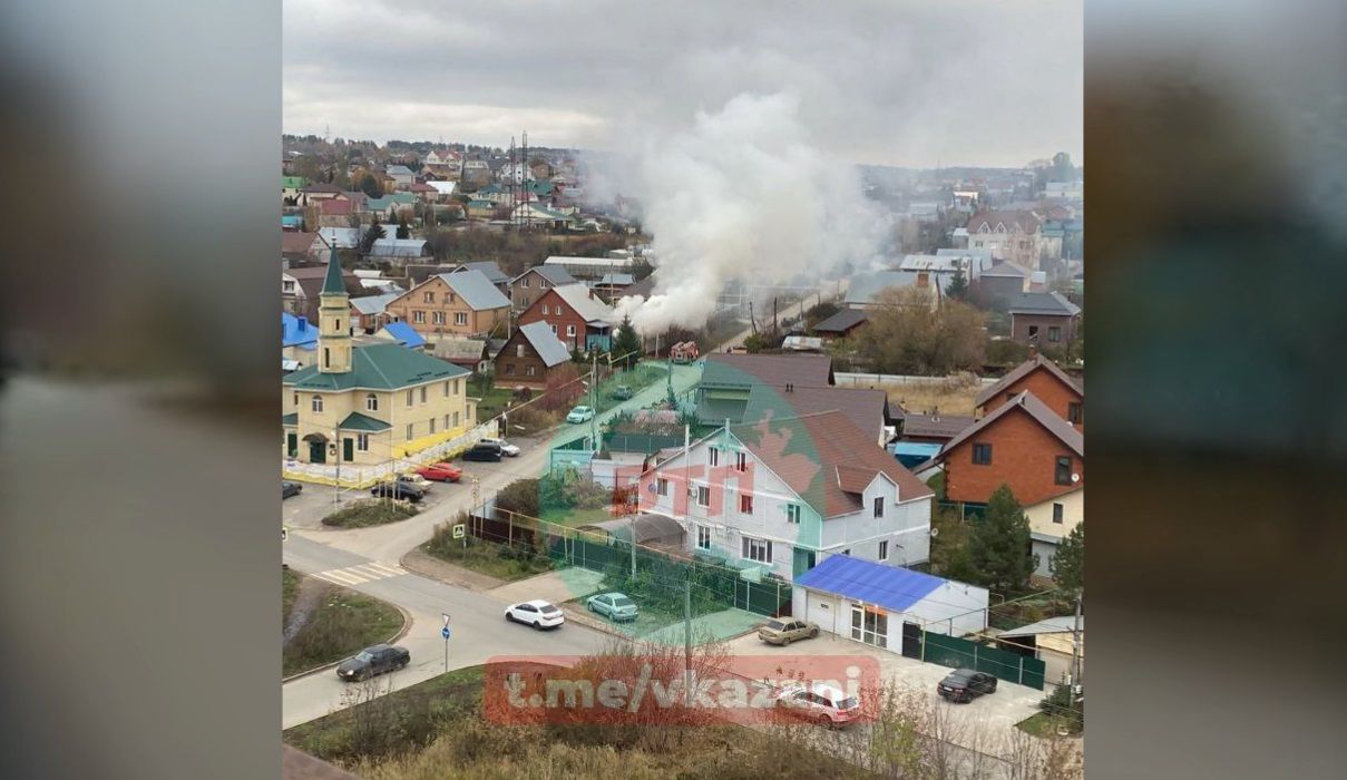 В казанском поселке Константиновка загорелся гараж