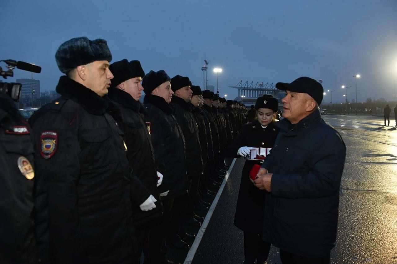 Минниханов вручил ключи от служебных машин сотрудникам МВД