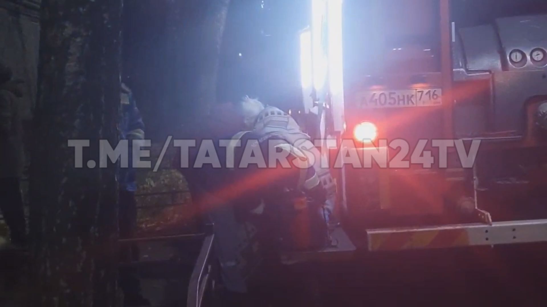 Прохожие взломали дверь и спасли двух пенсионеров из пожара в Казани