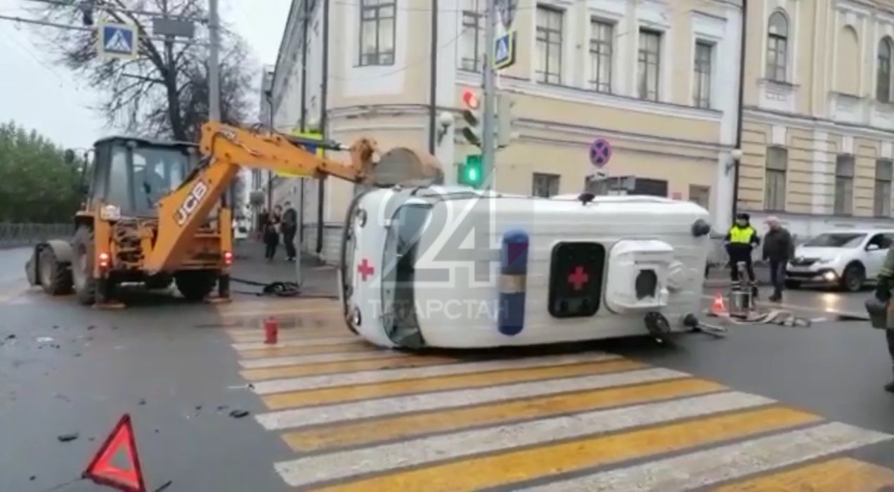 Два человека пострадали в ДТП с машиной медиков в центре Казани