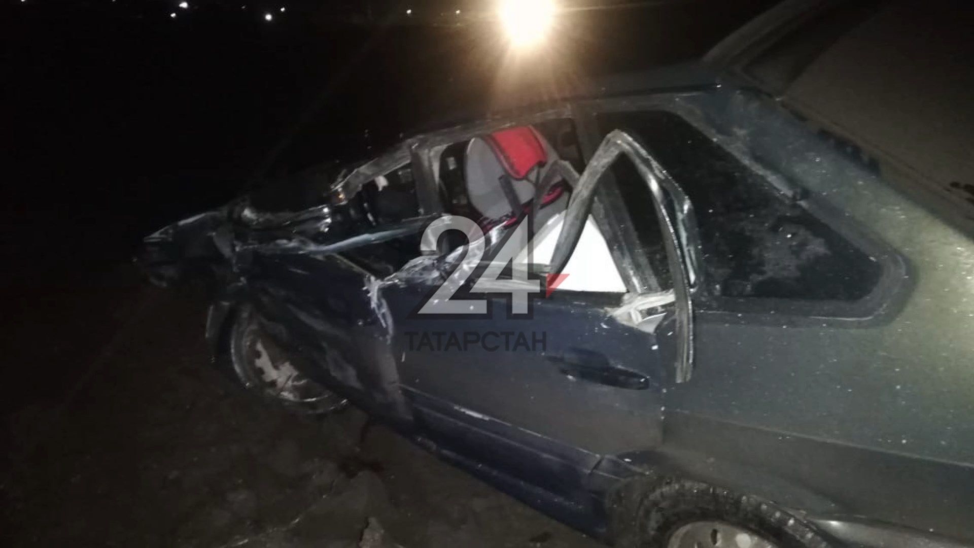 Водитель легковушки пострадал в аварии с грузовиком в Татарстане