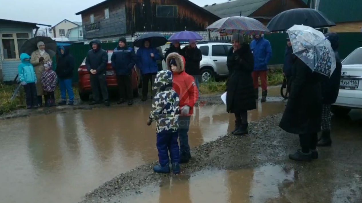 Дети ходят в школу в резиновых сапогах до колен: казанцы пожаловались на плохое состояние дорог