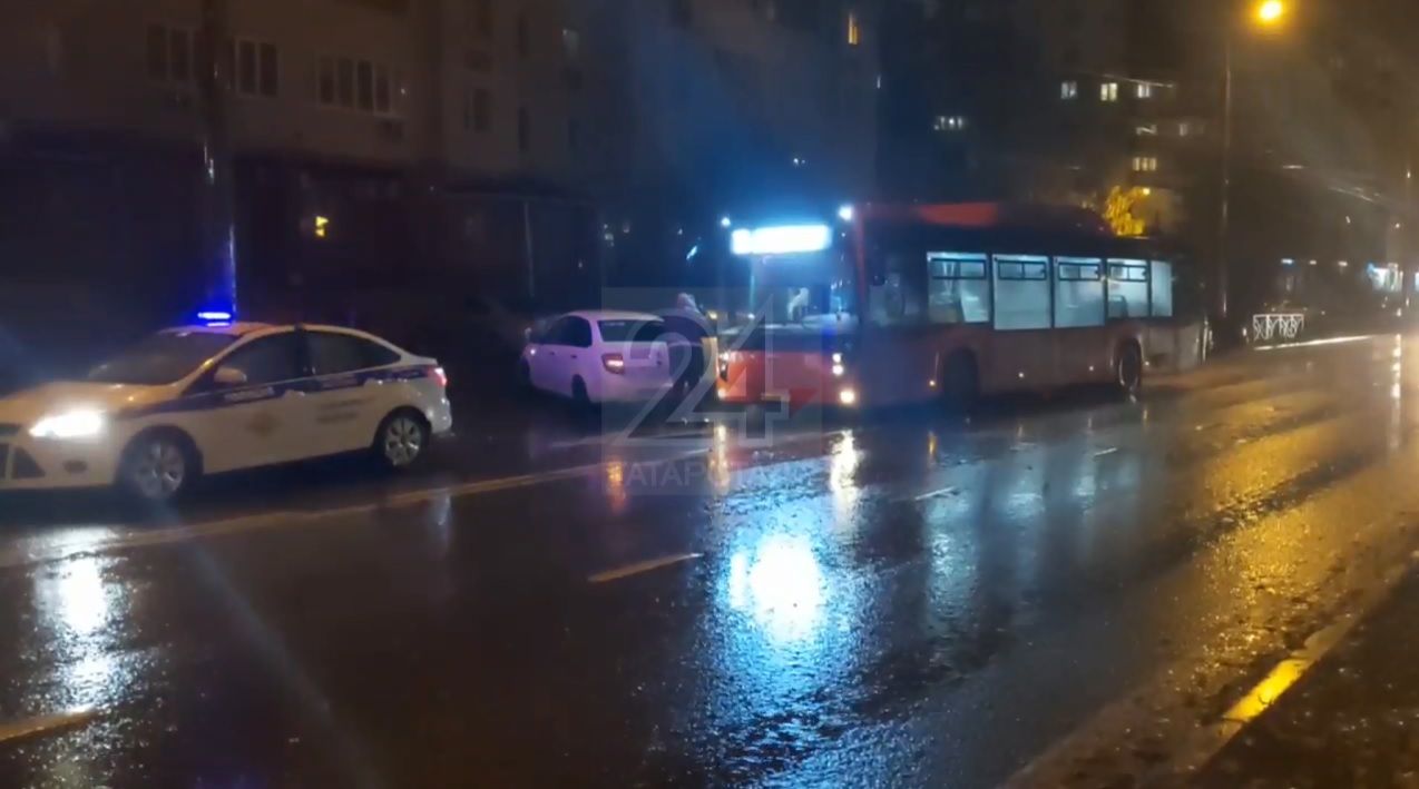 Женщина пострадала в результате столкновения автобуса и легковушки в Казани