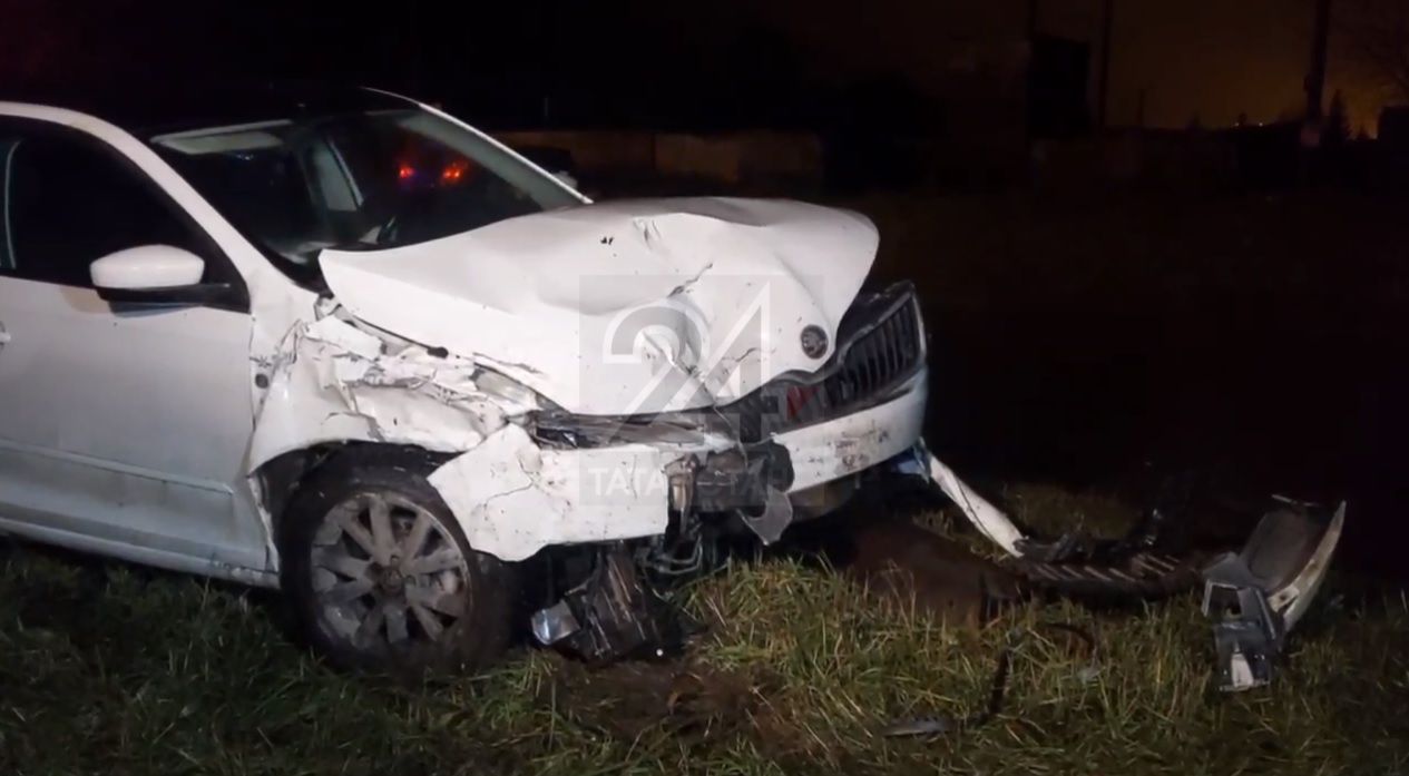 Две иномарки оказались полностью разбиты после серьезного ДТП в Казани