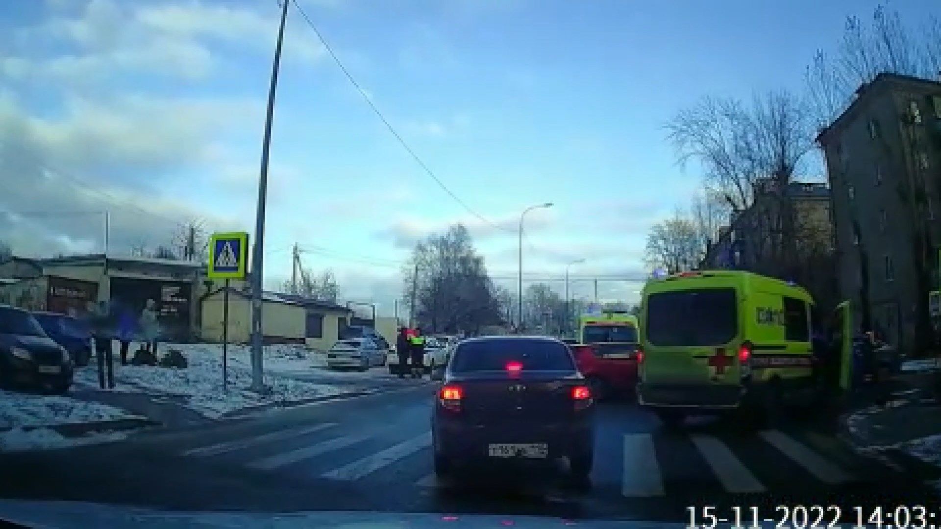 Несколько карет скорой прибыли к месту ДТП с тремя авто в Казани