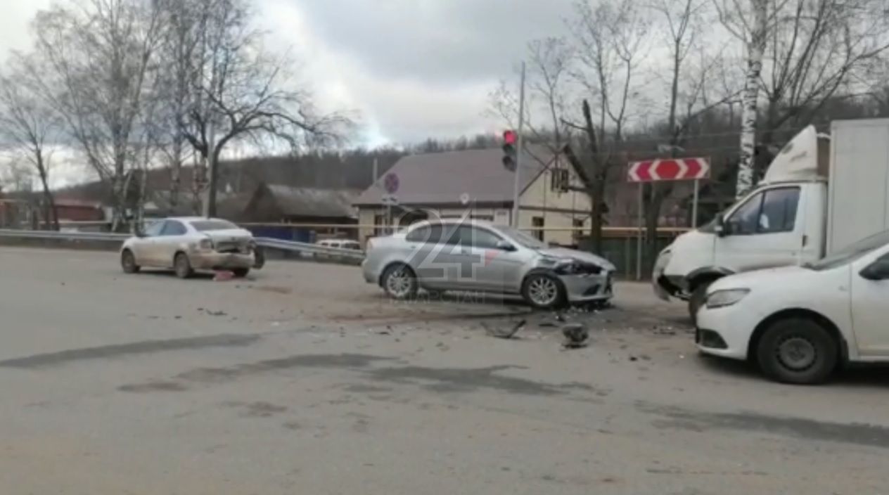 В Казани водитель грузовика устроил ДТП с четырьмя автомобилями