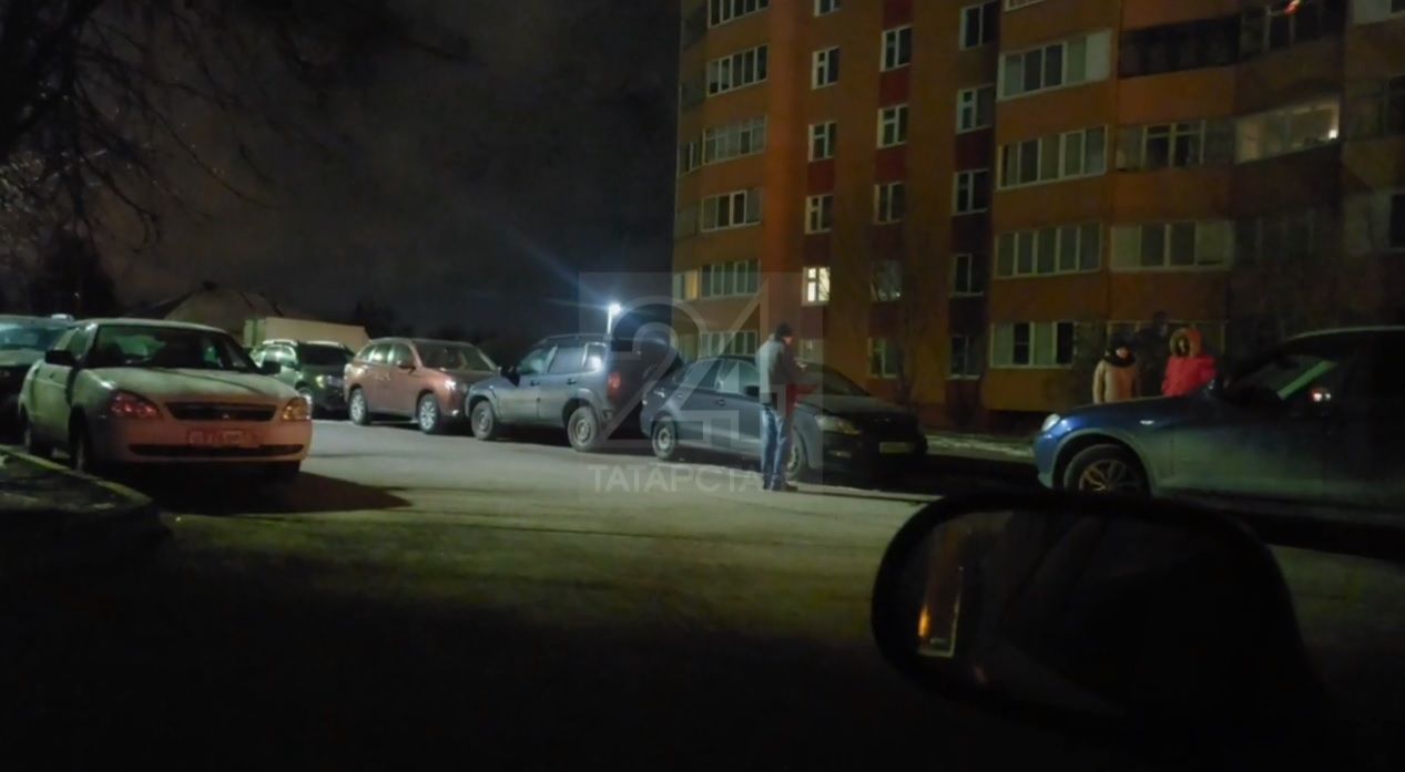 В Казани мужчина во время парковки повредил по принципу домино четыре авто