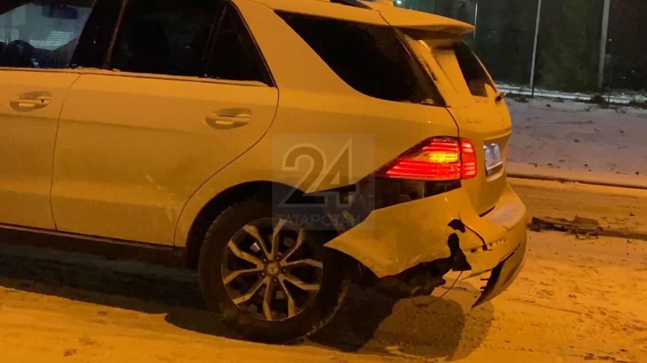 Один из водителей пострадал в ходе столкновения Mitsubishi и Mercedes в Казани