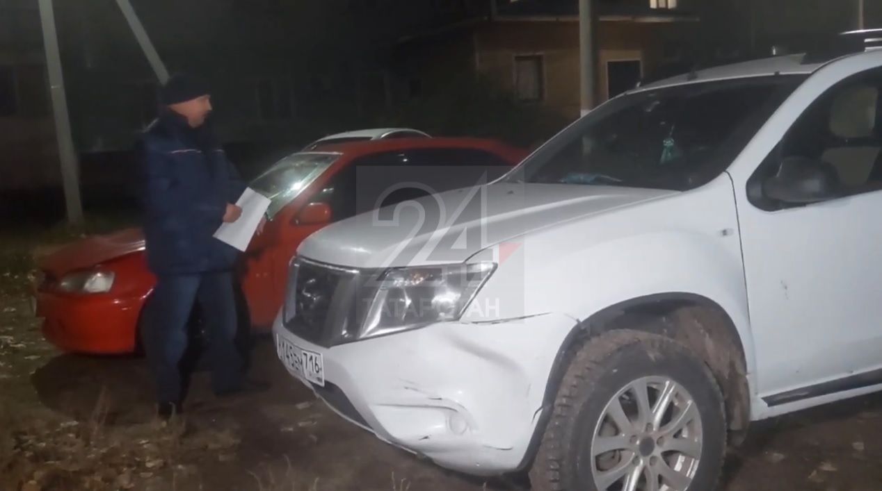В Казани пьяный мужчина протаранил на парковке автомобиль