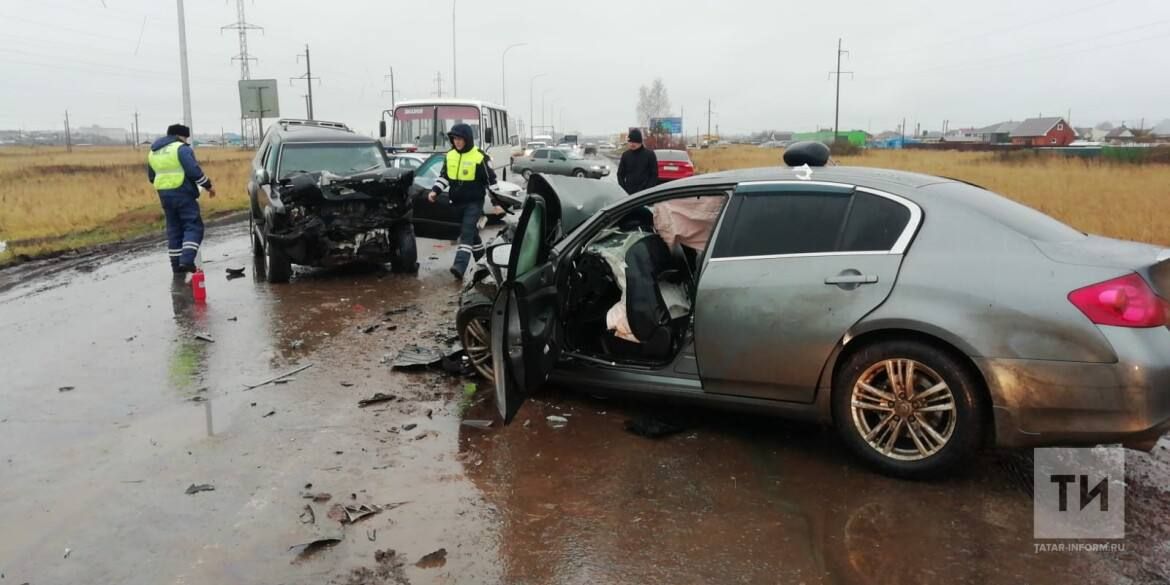 Два человека погибли и два пострадали в лобовом столкновении авто в Татарстане