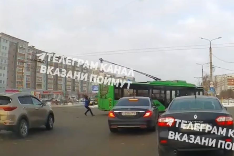 Троллейбус убежал от водителя в Казани