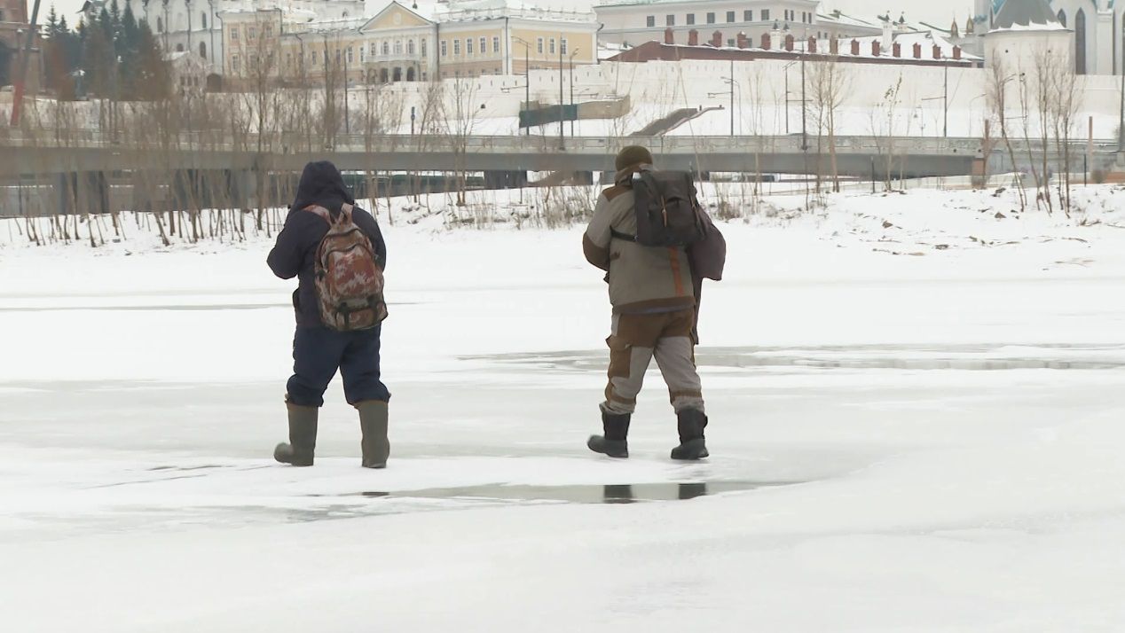 Толщина льда всего пять сантиметров: в Татарстане пока не пришло время для зимней рыбалки