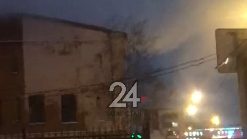 На третьем этаже заброшенного здания в Казани загорелся мусор