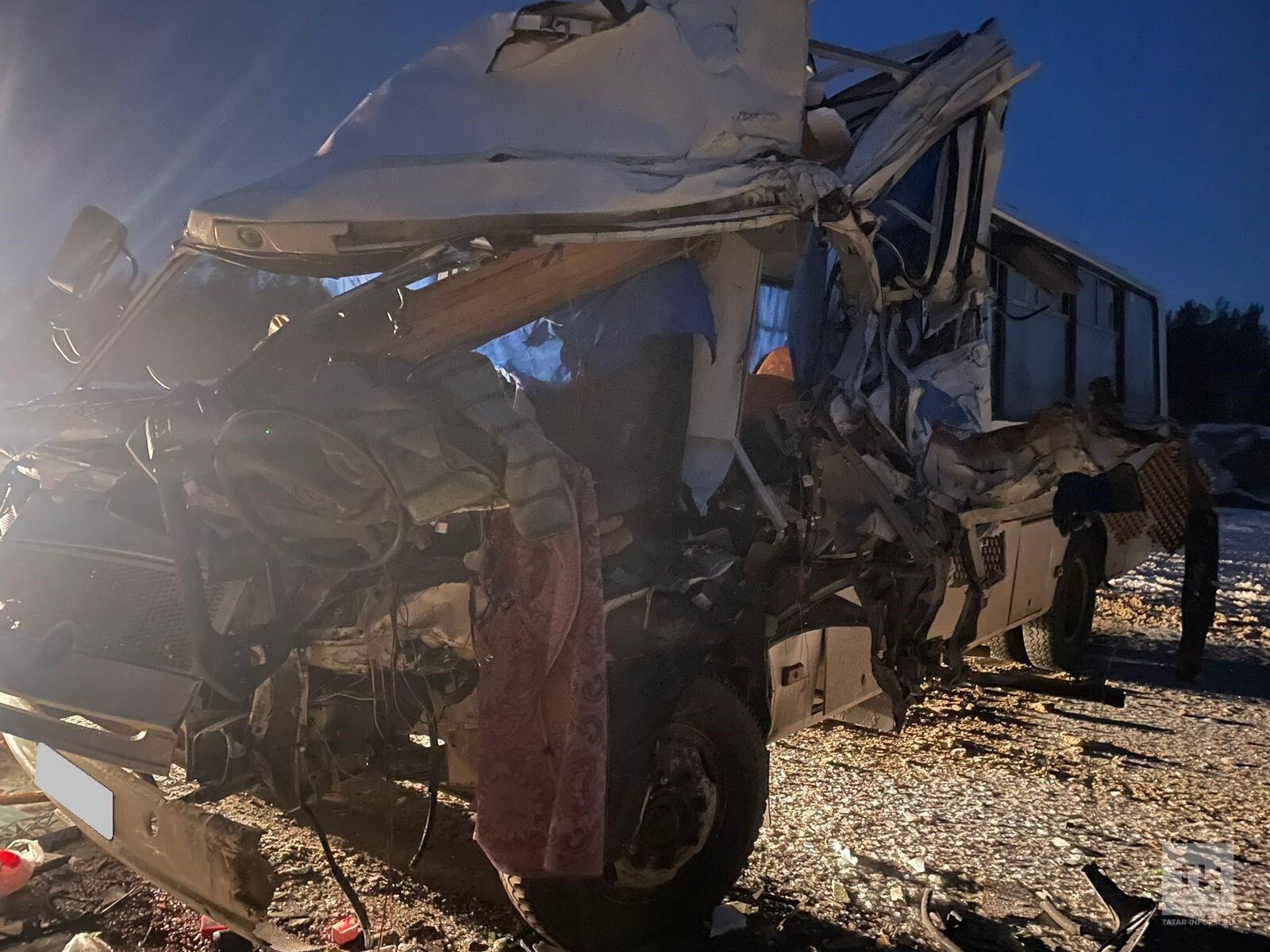Оба водителя пострадали в ходе ДТП между грузовиком и автобусом на трассе в Татарстане