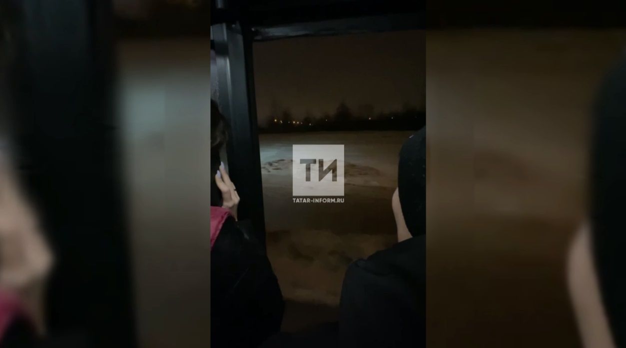 В Казани пассажирам автобуса пришлось ехать несколько километров с открытыми дверями