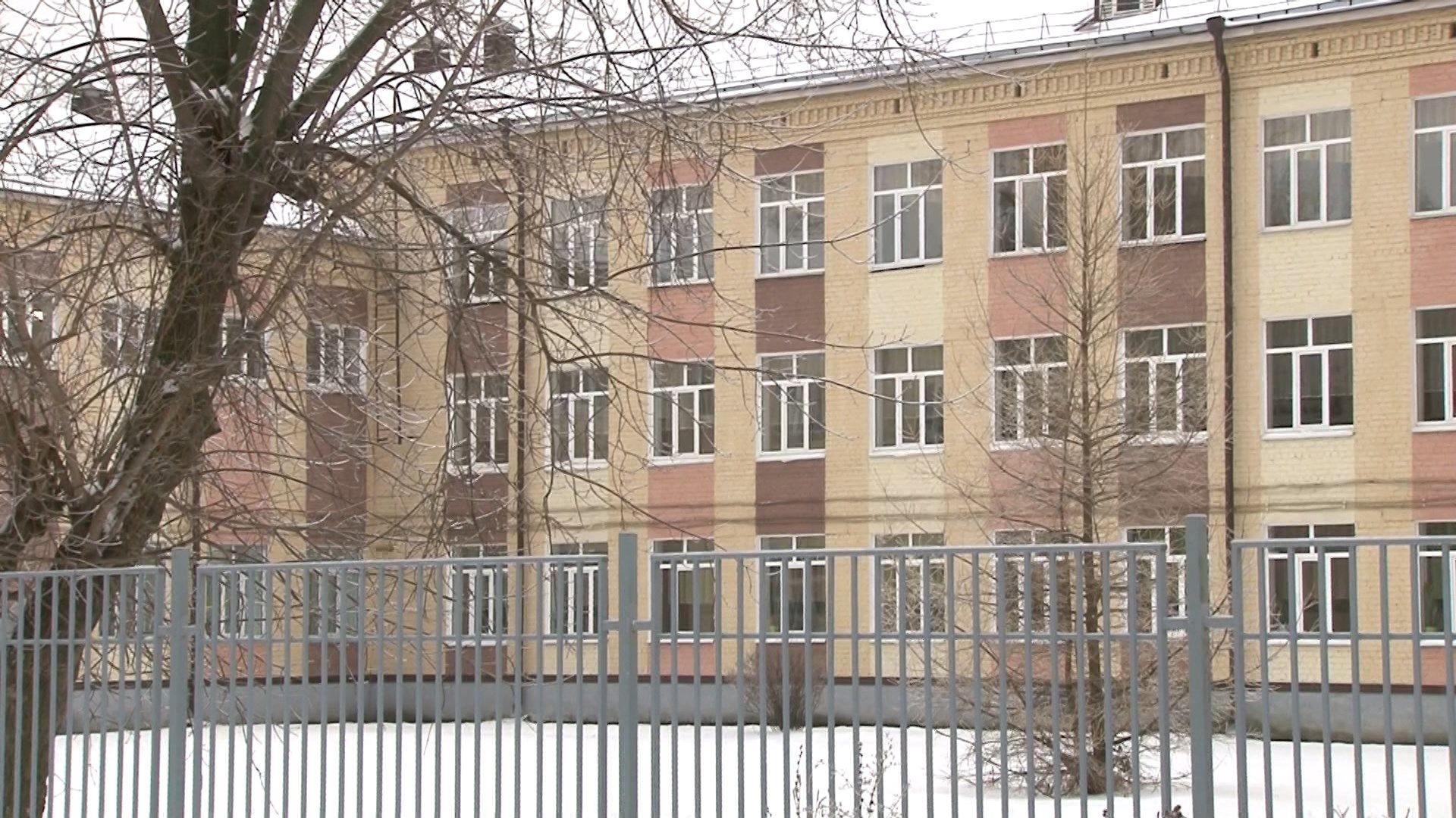 Руководство казанской школы ответило на жалобы родителей на каток возле учреждения