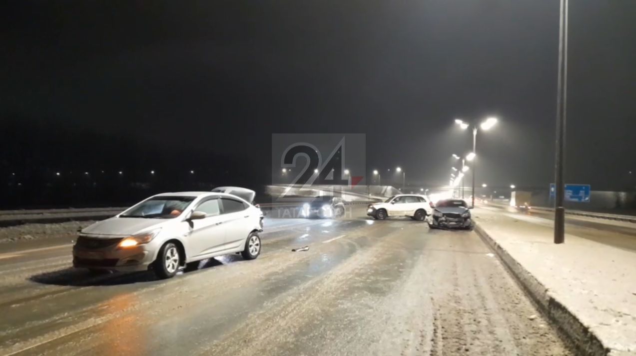 В Казани на Оренбургском тракте столкнулись четыре машины, есть пострадавшие
