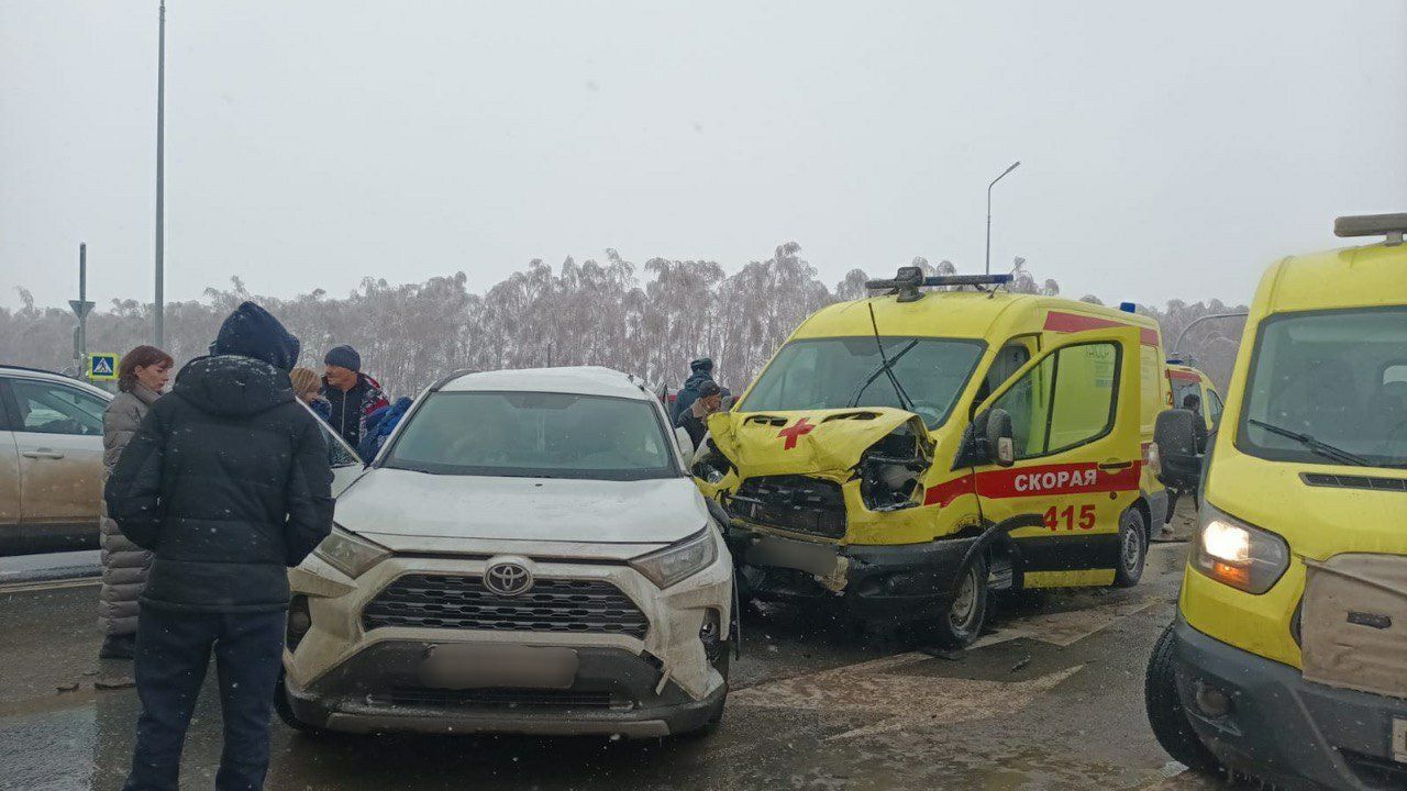Женщина погибла в карете скорой помощи, которая столкнулась с иномаркой в Татарстане