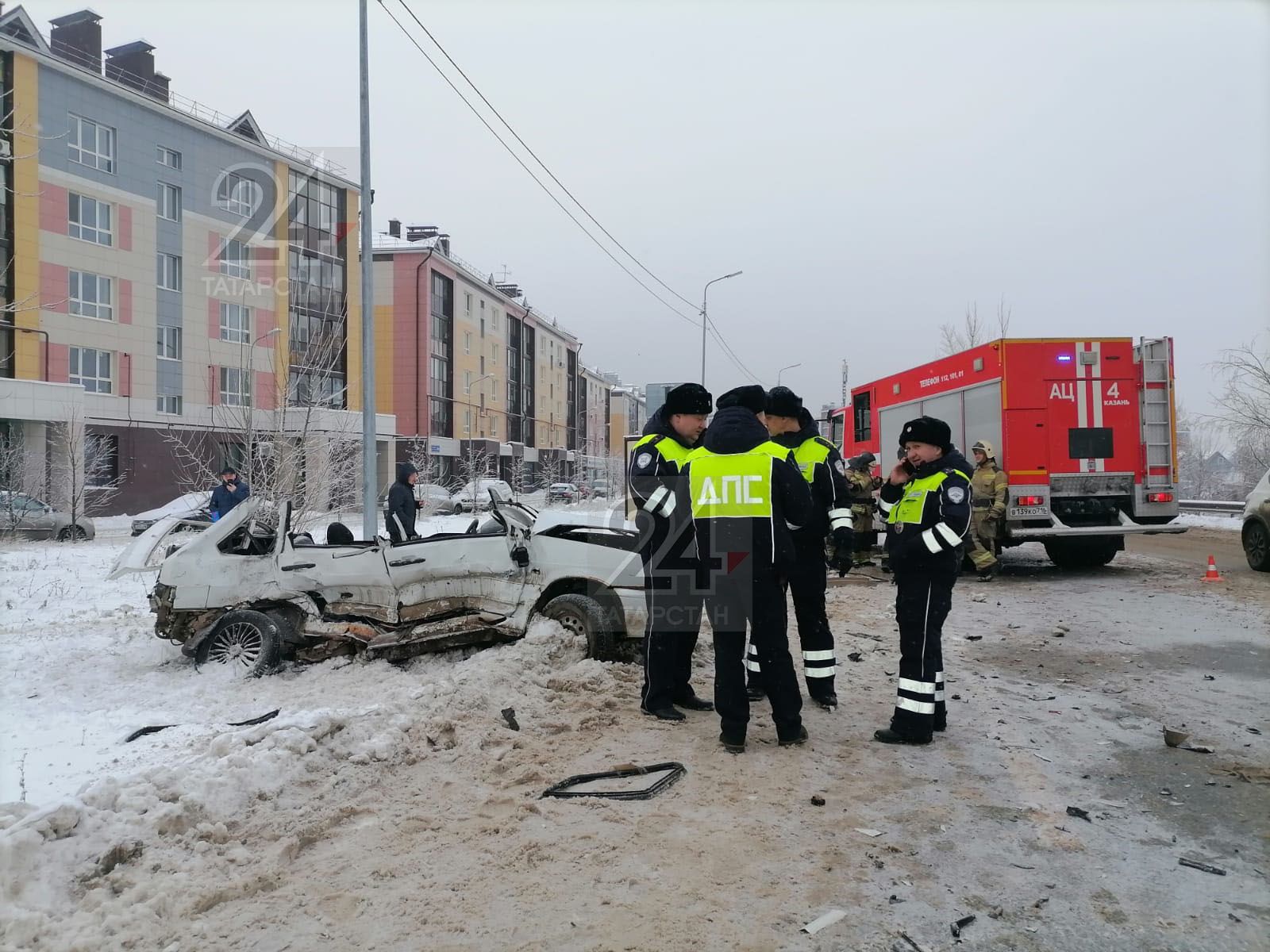 Пассажир погиб и водитель пострадал в ДТП с грузовиком на выезде из Казани