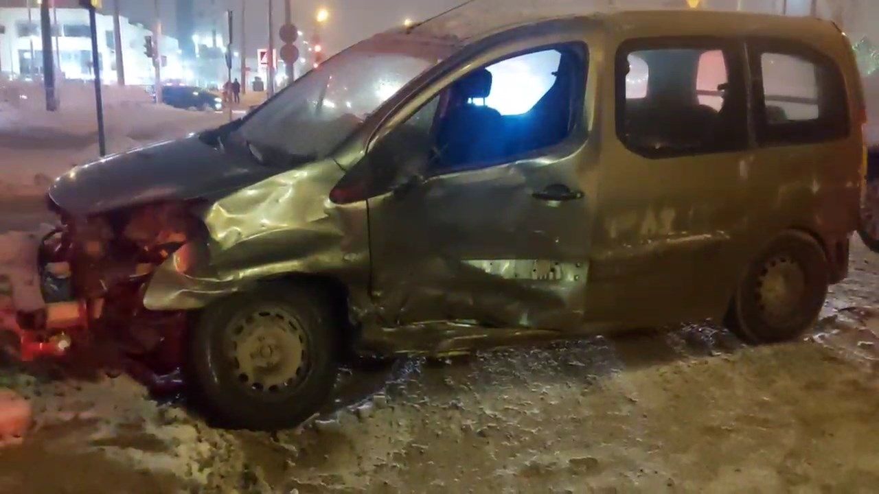 Водитель пострадал при столкновении двух иномарок в Казани