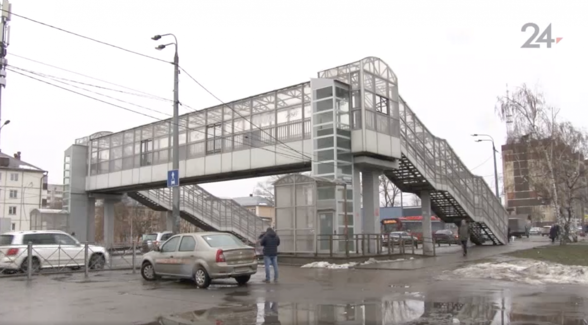В Казани поэтапно заменят 17 лифтов в надземных пешеходных переходах