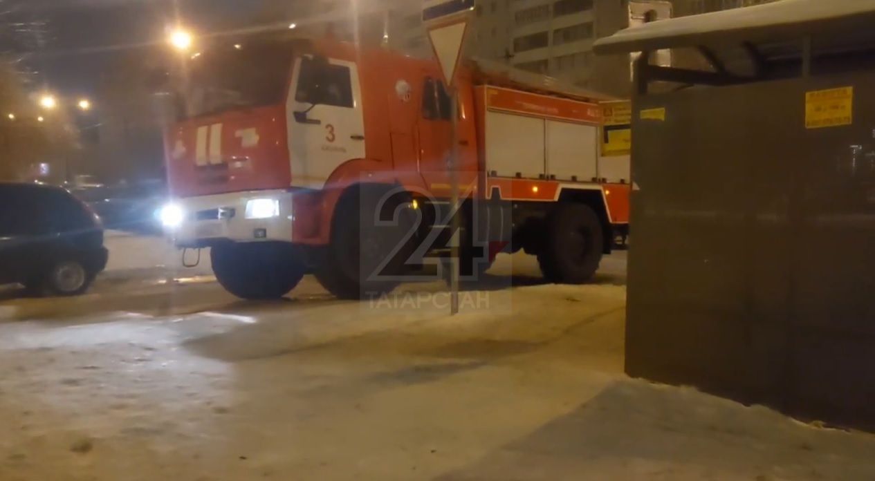 В Казани ночью задымилась иномарка, понадобилась помощь пожарных