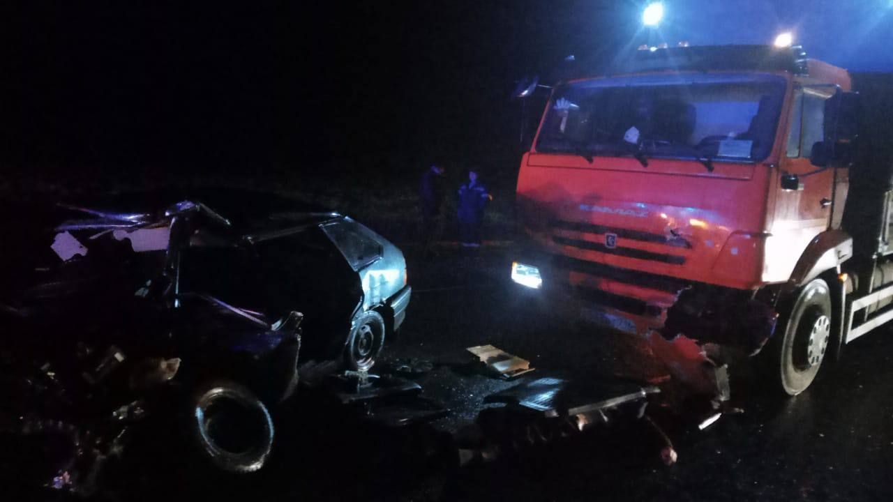 В Верхнеуслонском районе КамАЗ врезался в легковушку, есть погибший