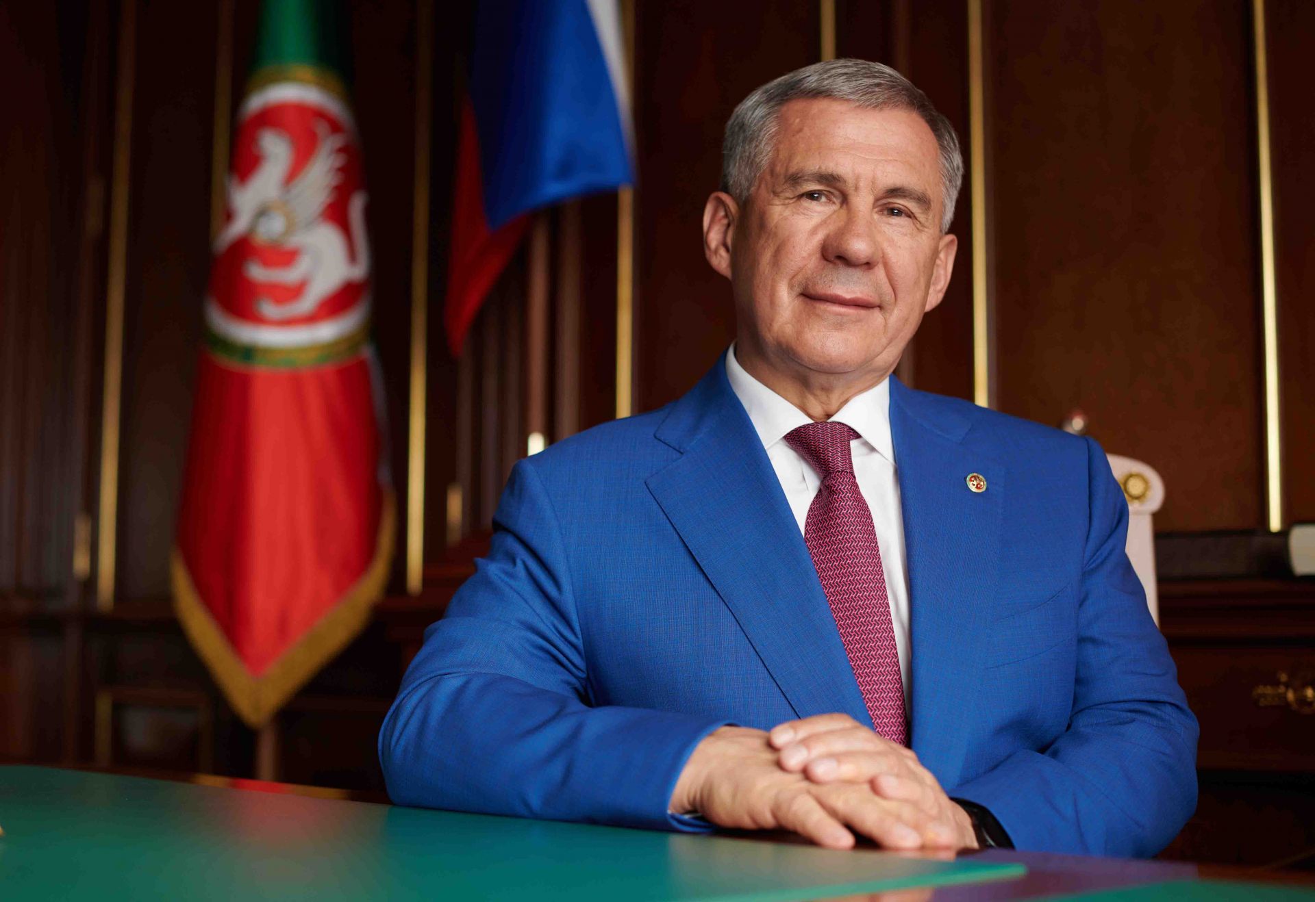Минниханов поздравил жителей РТ с Днем Конституции Татарстана
