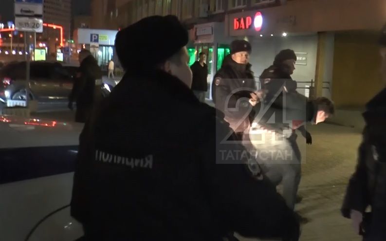В Казани посетители бара устроили драку с полицейскими