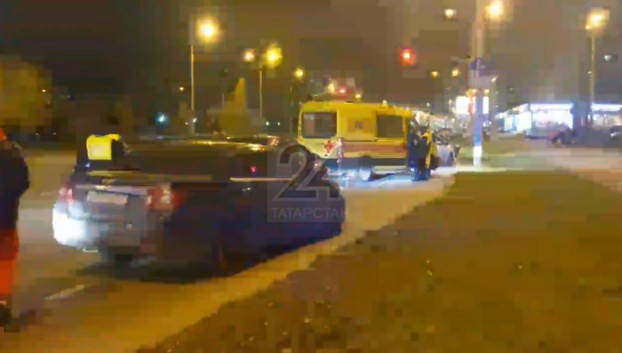 Две иномарки не поделили автобусную полосу в Казани, один из водителей пострадал