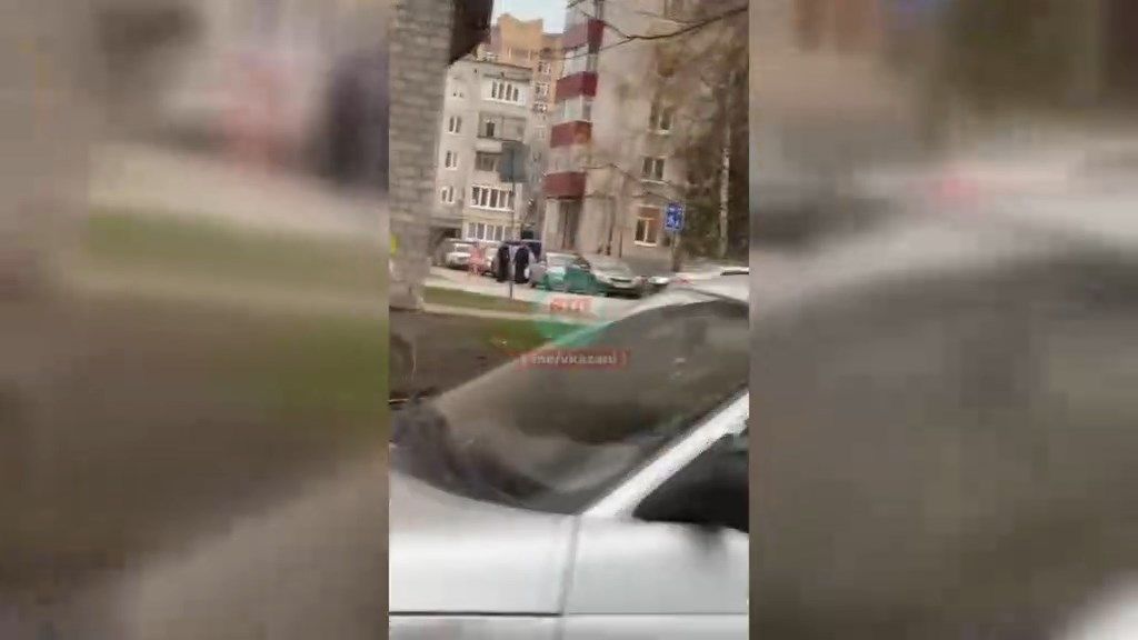 Голая девушка бегала по проезжей части в Казани