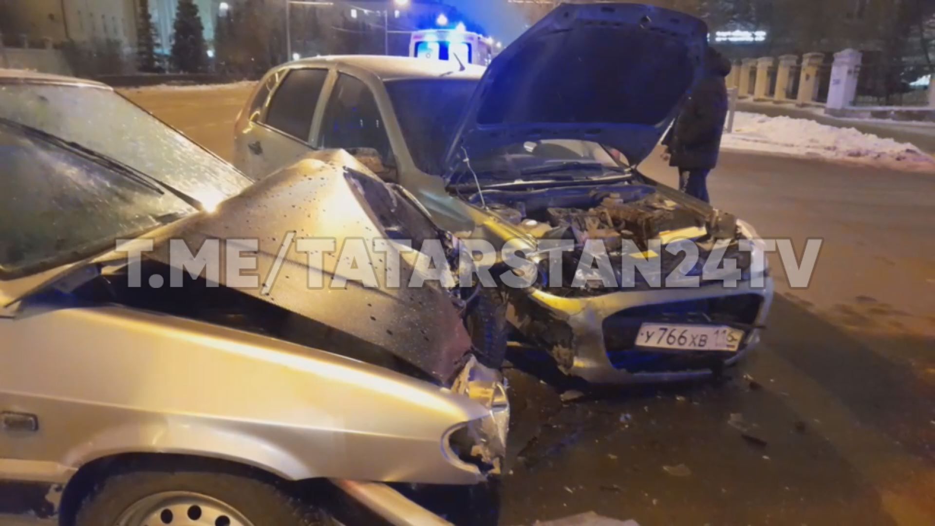 Водитель и пассажирка Лады пострадали в столкновении с легковушкой в Казани