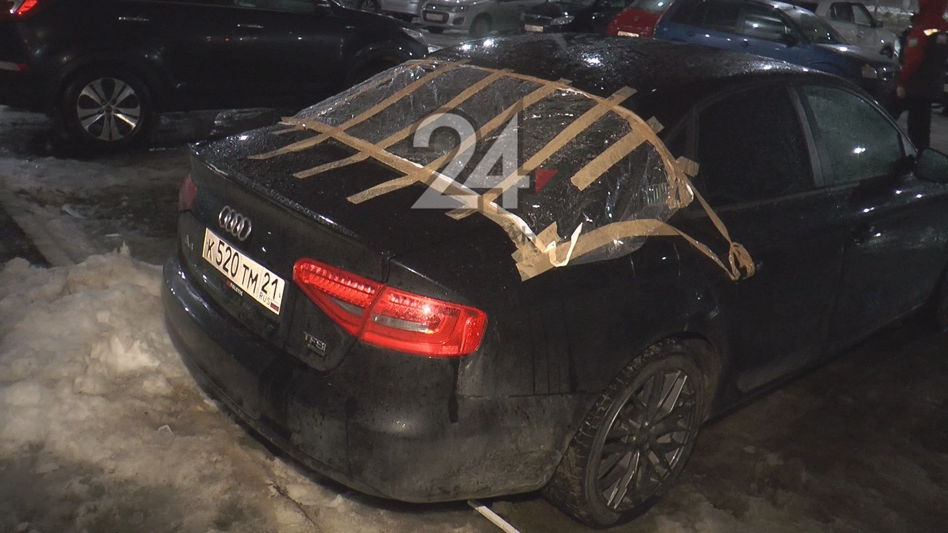 В Казани упавший с крыши многоэтажки снег повредил Audi