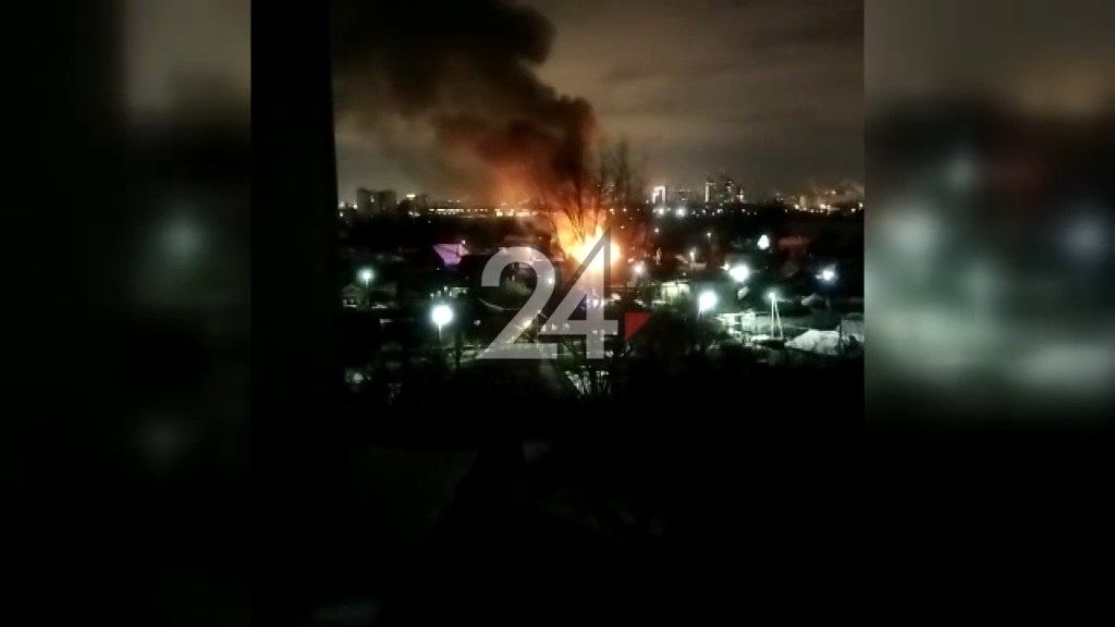 Очевидцы сообщили о пожаре в частных домах в казанском поселке