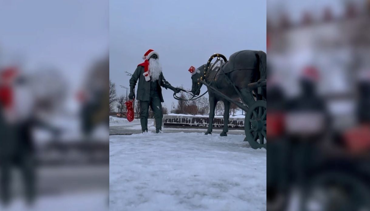 В Казани памятник на площади Тысячелетия нарядили в новогоднюю одежду