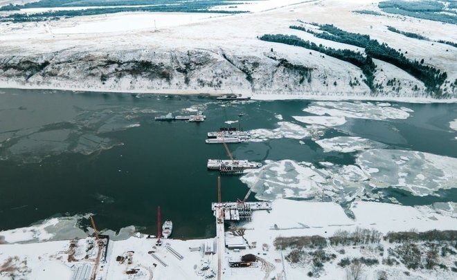 В Татарстане в зоне строительства моста через Каму убрали лед