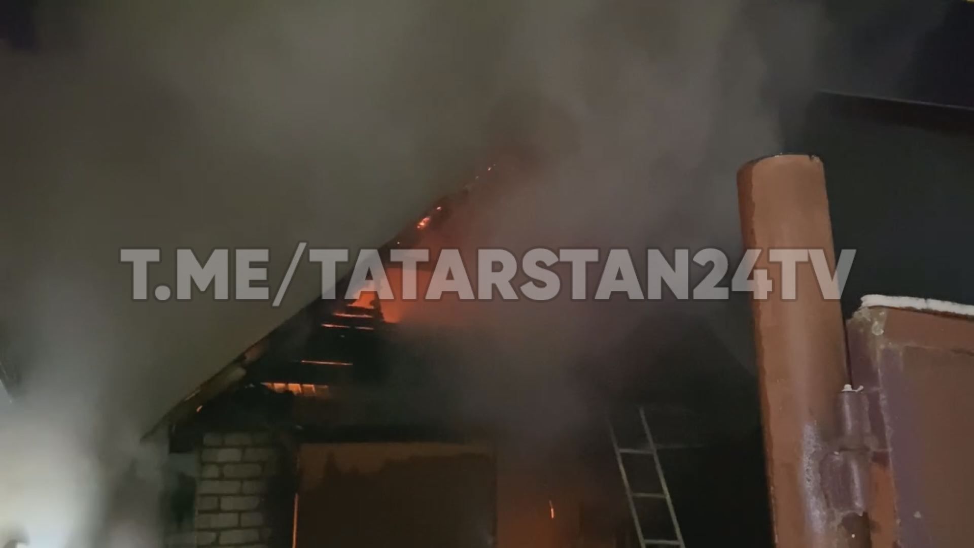Ночью в Казани огонь с горящей бани перекинулся на гараж