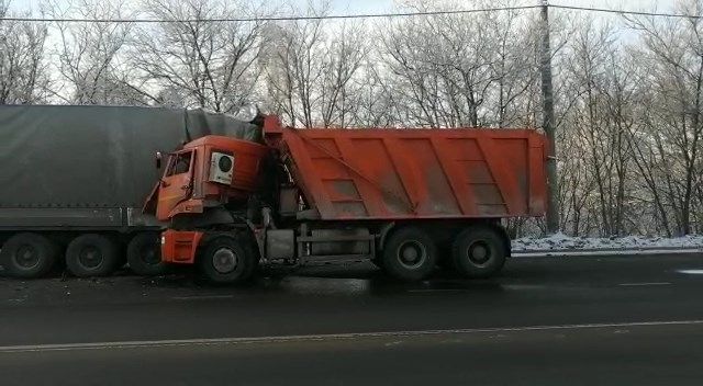 В Казани водителя КамАЗа зажало в салоне после ДТП с двумя грузовиками и легковушкой