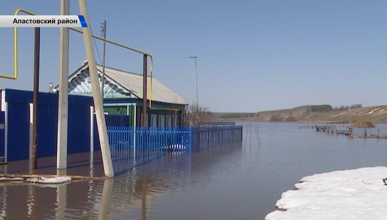 Вода поднялась до пола: в селе Апастовского района из-за паводка затопило дома