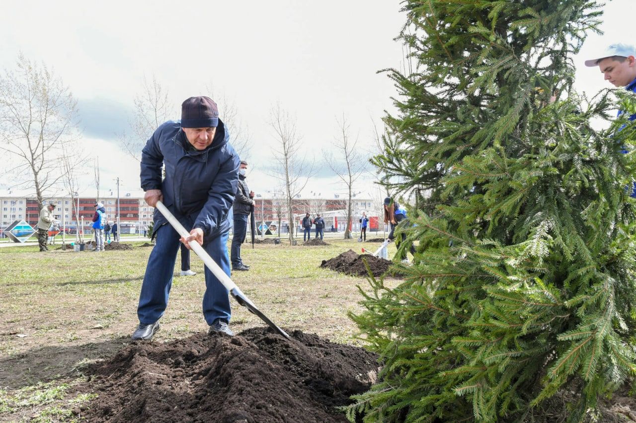 Президент РТ в рамках акции Сад памяти высадил деревья в сквере