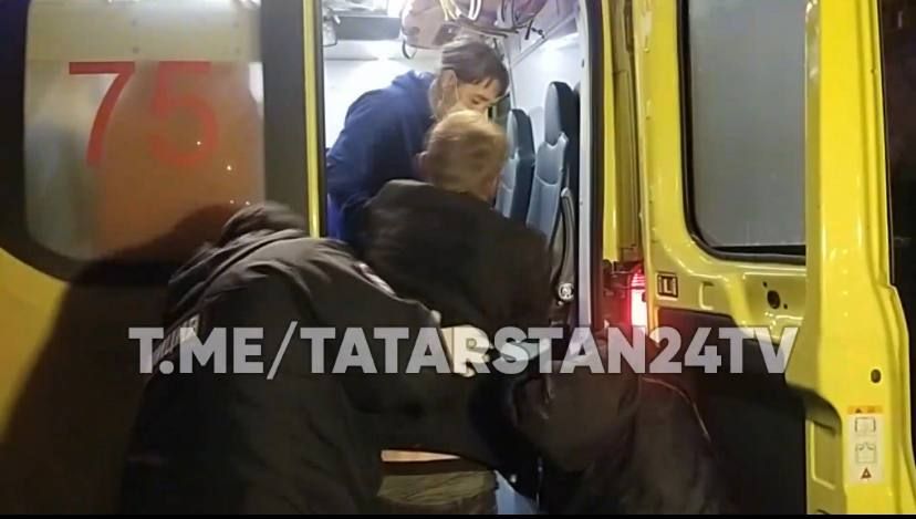 В Казани окровавленный мужчина просил прохожих о помощи
