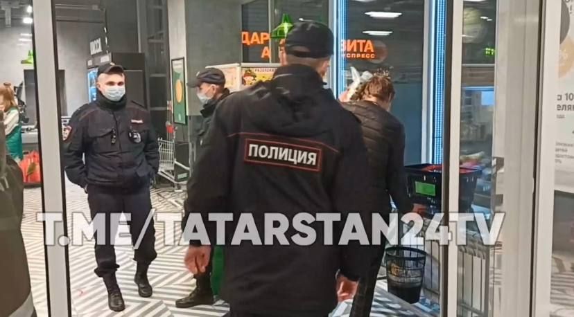 В Казани пьяные молодые люди разбили лицо охраннику супермаркета
