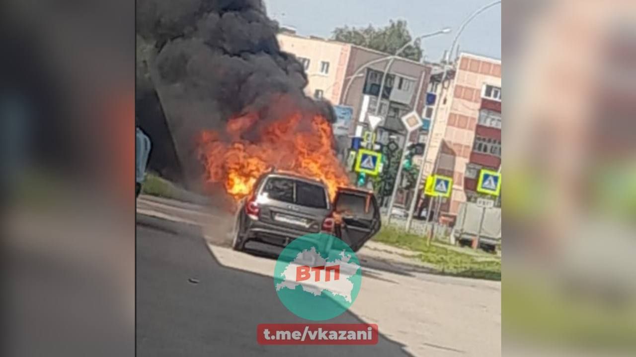 22 июля 2023 г. Пожар в Азнакаево. Пылающий автомобиль.