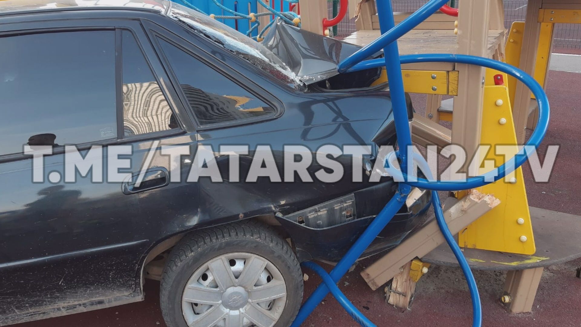 В Казани 14-летний автомобилист врезался в детскую площадку