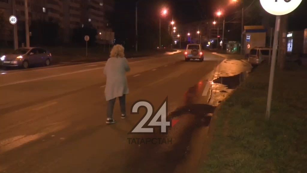 В Казани женщина ходила по проезжей части, не обращая внимание на автомобили